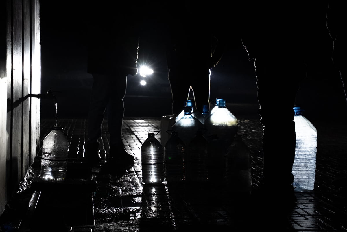 Başkentte yaşanan dönüşümlü su kesintileri nedeniyle bazı mahallelerdeki vatandaşlar, çeşmelerden...