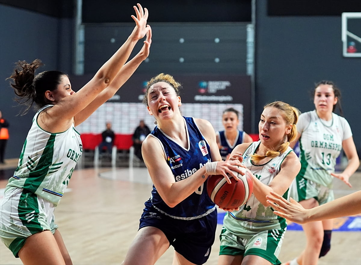 Basketbol Gençler Ligi'nde (BGL) dördüncü pencere maçları Turkcell Basketbol Gelişim Merkezi'nde...