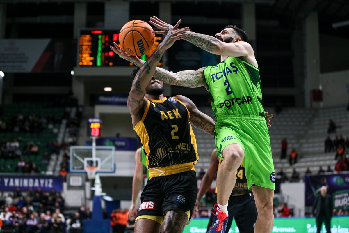 Basketbol Şampiyonlar Ligi son 16 turu J Grubu üçüncü maçında TOFAŞ ile Yunanistan'ın AEK...