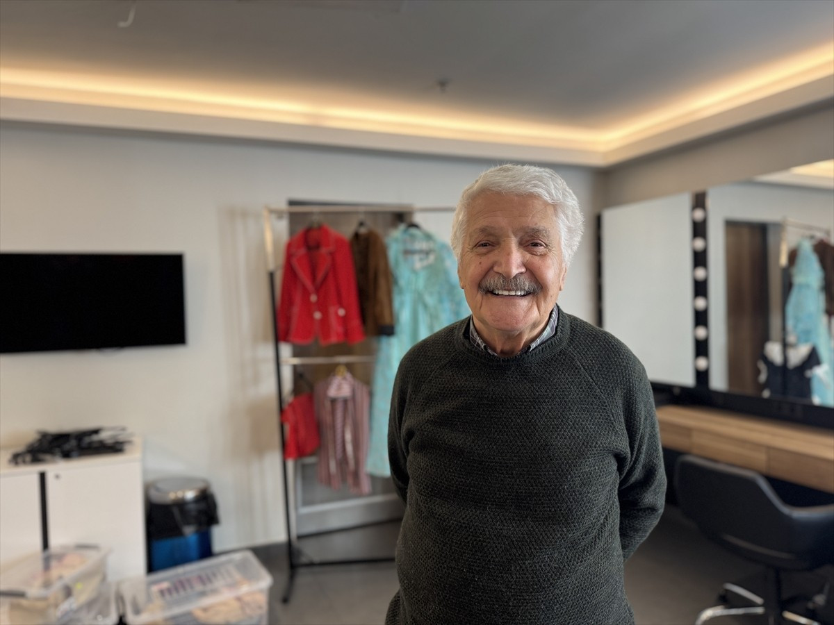 Başrollerinde Salih Kalyon, Günay Karacaoğlu ve Sermiyan Midyat'ın bulunduğu, Michael Frayn'ın...