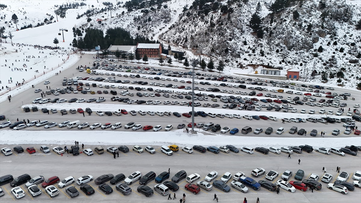 Batı Akdeniz'in kış turizmine önemli katkı sağlayan 2 bin 635 rakımlı Davraz Kayak Merkezi...