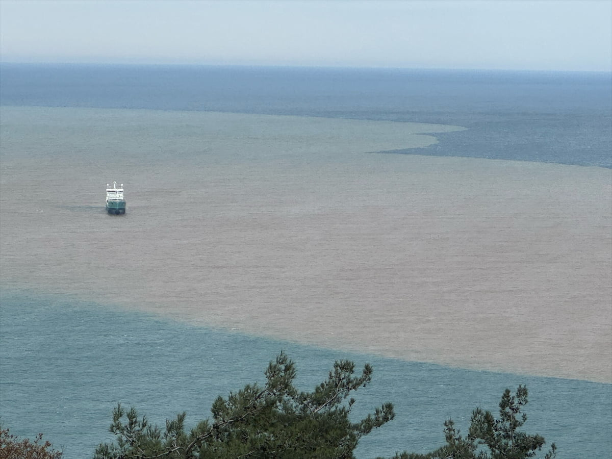 Batı Karadeniz'in önemli turizm merkezlerinden Bartın'ın İnkumu tatil beldesinde sağanak ve...
