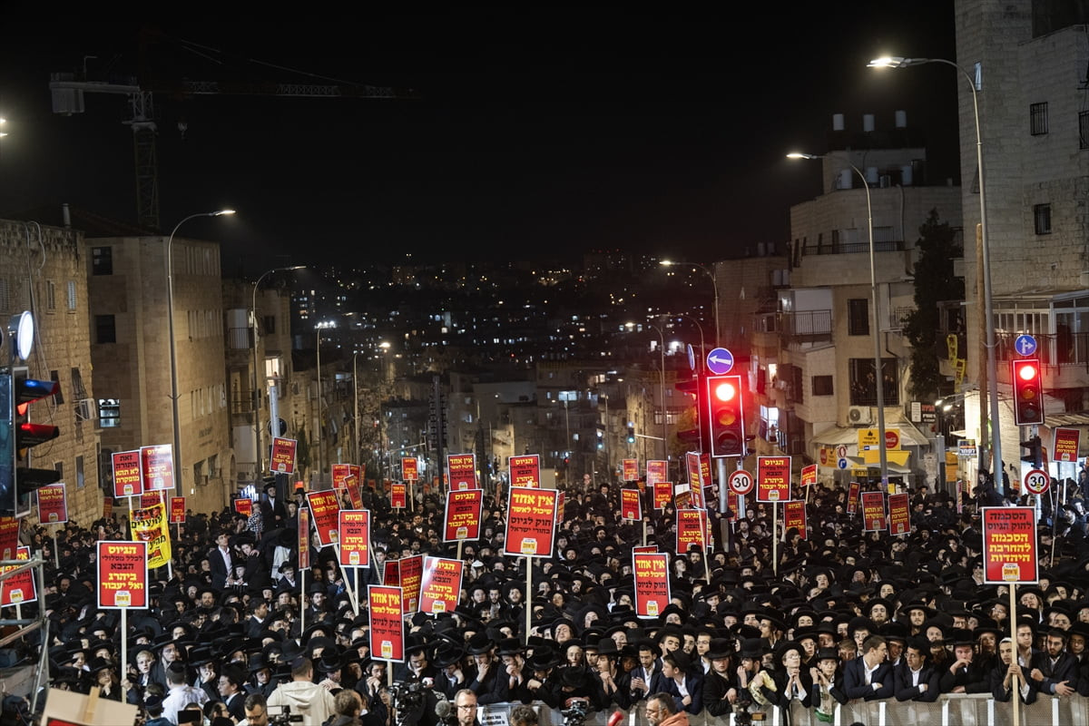 Batı Kudüs'te binlerce Ultra-Ortodoks Yahudi (Harediler), İsrail ordusunda zorunlu askere alınmaya...