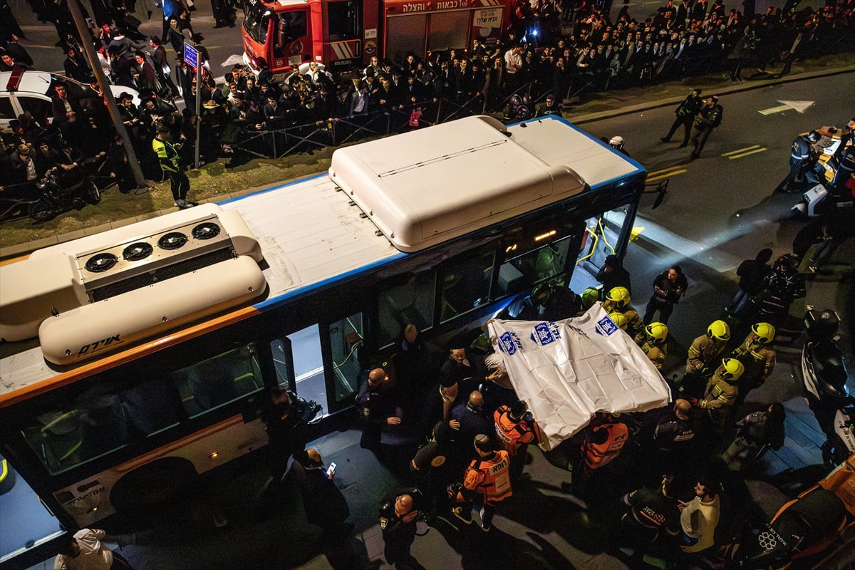 Batı Kudüs'te binlerce Ultra-Ortodoks Yahudi (Harediler), İsrail ordusunda zorunlu askere alınmaya...