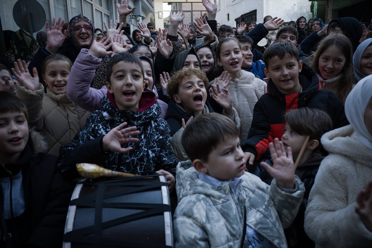 Batı Trakya'da ramazan ayı asırlık davul geleneğiyle karşılandı. İskeçe'nin Şahin köyünde...