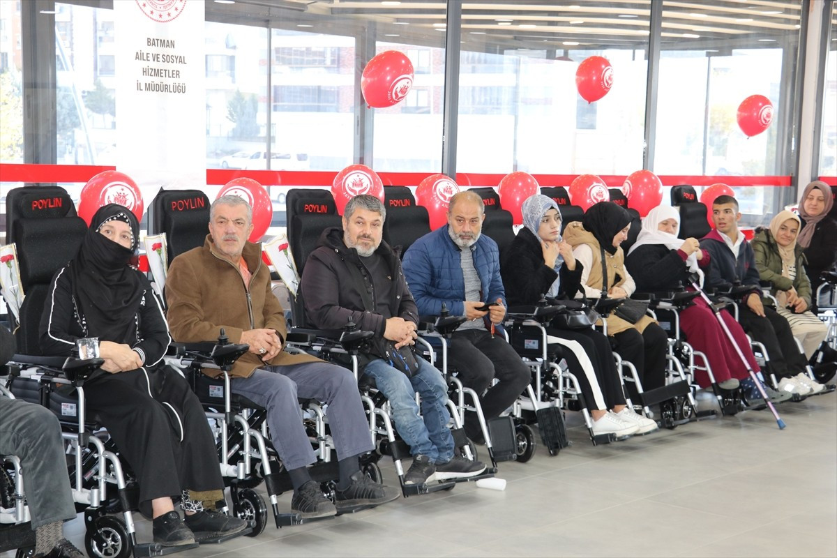 Batman Belediyesi, engellilere 40'ı akülü 55 tekerlekli sandalye desteğinde bulundu.