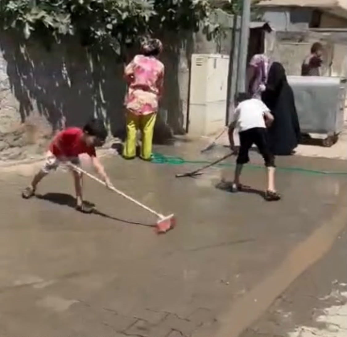 BATMAN BELEDİYESİ'NİN AYDINLIKEVLER MAHALLESİ'NDE YÜRÜTTÜĞÜ YOL ÇALIŞMASININ ARDINDAN SOKAKLARDA...