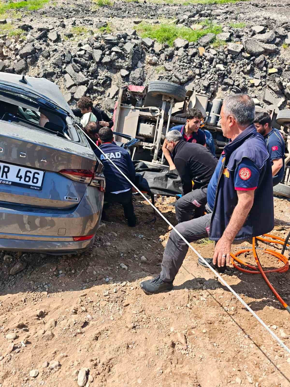 BATMAN-DİYARBAKIR KARAYOLUNDA OTOMOBİL İLE KAMYONETİN ÇARPIŞTIĞI TRAFİK KAZASINDA 1 KİŞİ HAYATINI...