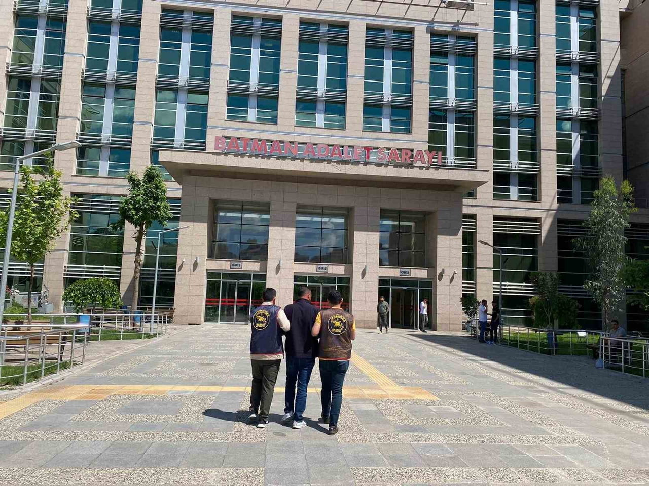 BATMAN İL JANDARMA KOMUTANLIĞI EKİPLERİ, ARANAN ŞAHISLARIN YAKALANMASINA YÖNELİK YÜRÜTTÜĞÜ...