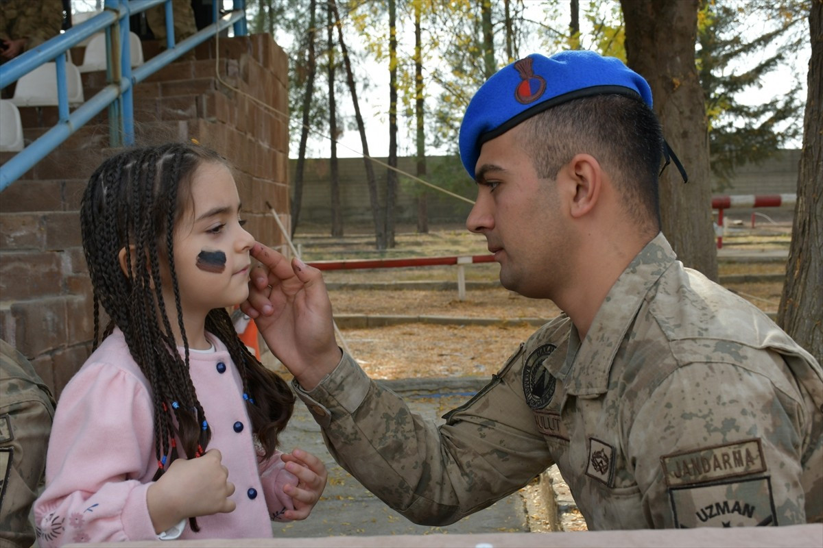 Batman İl Jandarma Komutanlığınca 2025-2026 eğitim öğretim yılının ilk ara tatilinde öğrencilere...