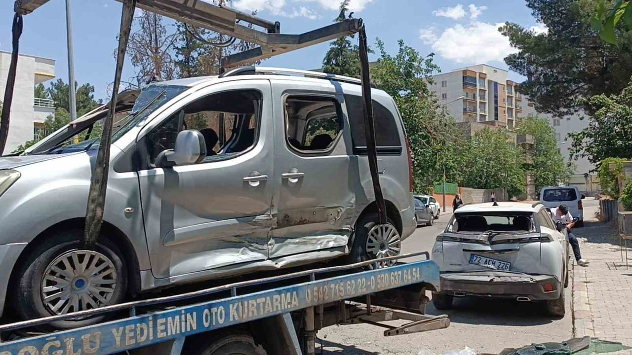BATMAN KENT MERKEZİNDE OTOMOBİL İLE HAFİF TİCARİ ARACIN ÇARPIŞMASI SONUCU MEYDANA GELEN KAZADA 1...