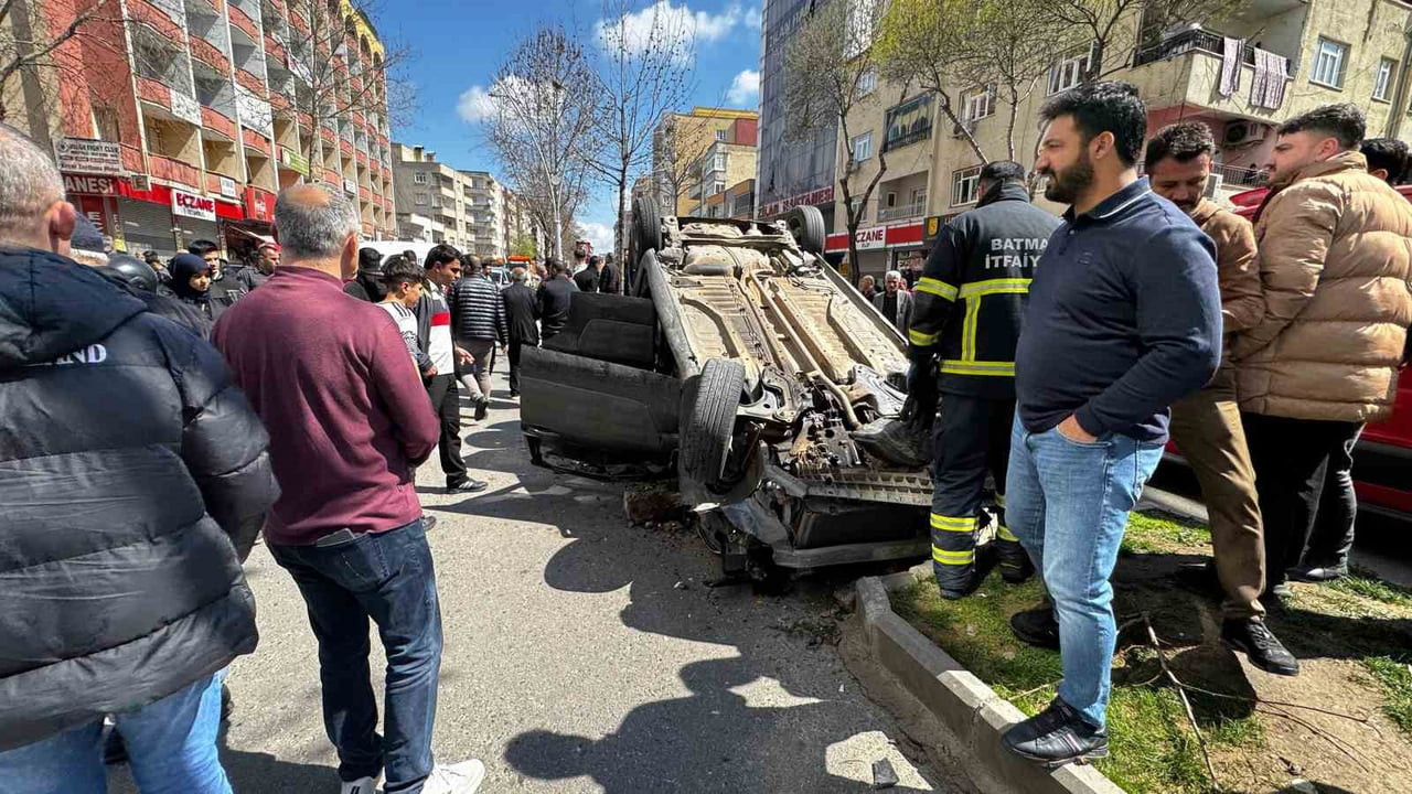 BATMAN KENT MERKEZİNDE SÜRÜCÜSÜNÜN KONTROLÜNDEN ÇIKAN OTOMOBİLİN REFÜJE ÇARPARAK TERS DÖNDÜĞÜ...
