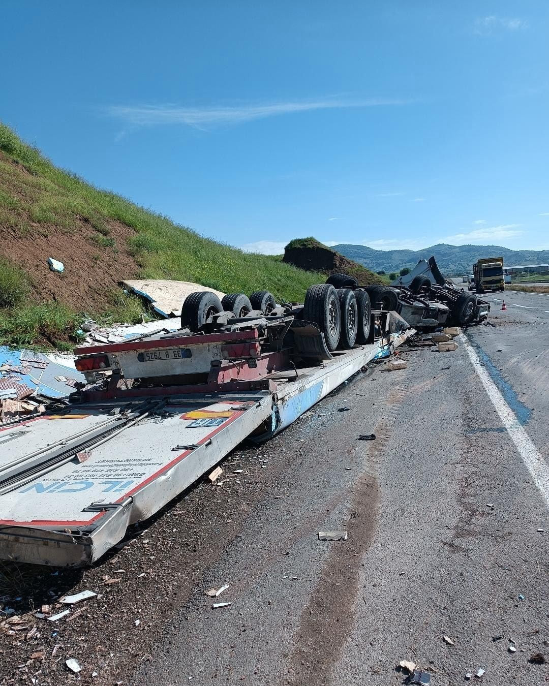 BATMAN-KOZLUK KARA YOLUNDA MEYDANA GELEN TRAFİK KAZASINDA BİR TIR SÜRÜCÜSÜ AĞIR YARALANDI.