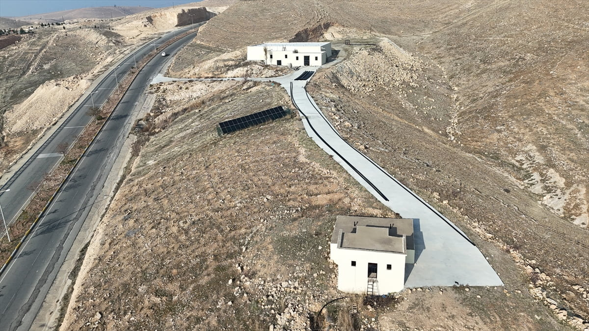 Batman Üniversitesi Batı Raman Kampüsüne su sağlayan iki su kuyusunun elektriğini kurulan güneş...