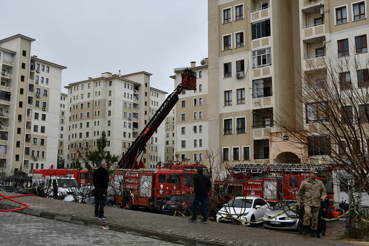 Batman'da 10 katlı binanın bodrum katında başlayıp çatıya ulaşan yangın itfaiye ekiplerince...