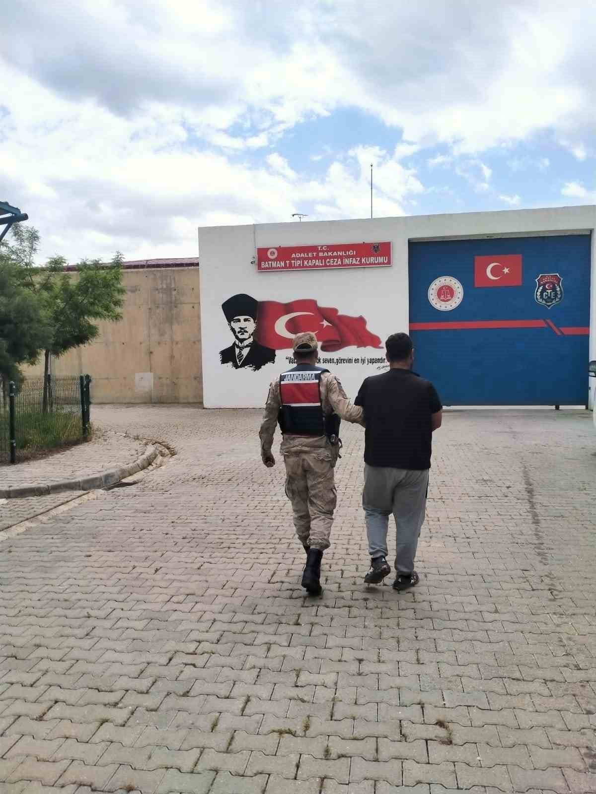 BATMAN'DA 14 YIL HAPİS CEZASI BULUNAN ŞAHIS, JANDARMA EKİPLERİNCE YAKALANDI.