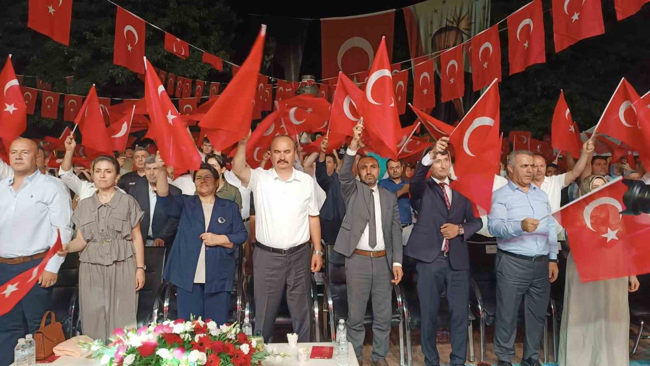 BATMAN'DA 15 TEMMUZ DEMOKRASİ VE MİLLÎ BİRLİK GÜNÜ'NÜN 10. YIL DÖNÜMÜ COŞKUYLA ANILDI