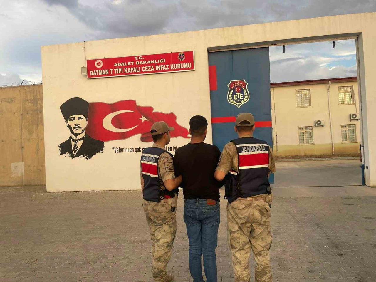 BATMAN'DA 38 HÜKÜMLÜ YAKALANDI