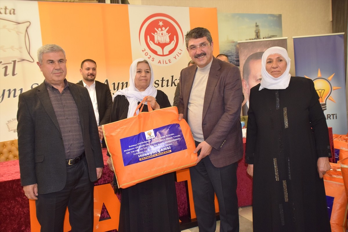Batman'da AK Parti İl Başkanlığınca çiftlere yönelik "Aile Yılı" kapsamında, "Bir Ömre Bedel 40...