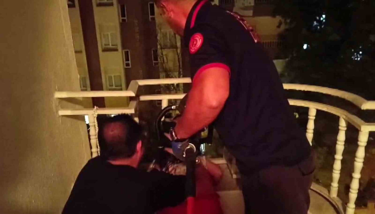 BATMAN'DA BALKON KORKULUKLARINA KAFASI SIKIŞAN KÜÇÜK KIZI İTFAİYE KURTARDI