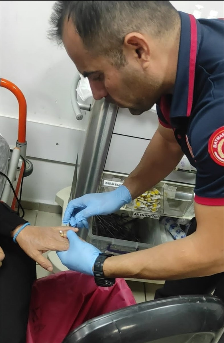 Batman'da bir kadının parmağına sıkışan yüzük, hastanede itfaiye ekibi tarafından...