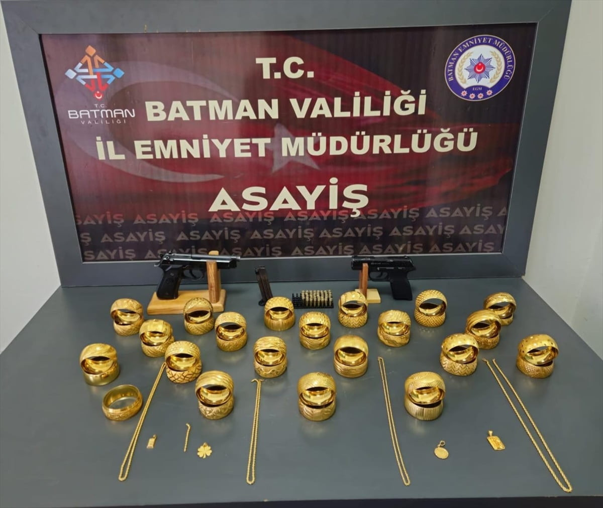 Batman'da bir kuyumcu dükkanından yapılan soygunla ilgili gözaltına alınan 12 şüpheliden 5'i...