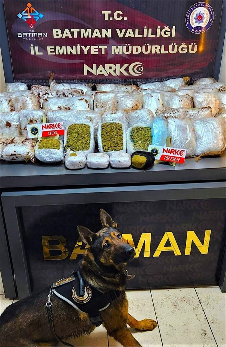 Batman'da bir tırda 35 kilo 800 gram skunk ve 2 kilo 100 gram toz esrar ele geçirildi, olayla...