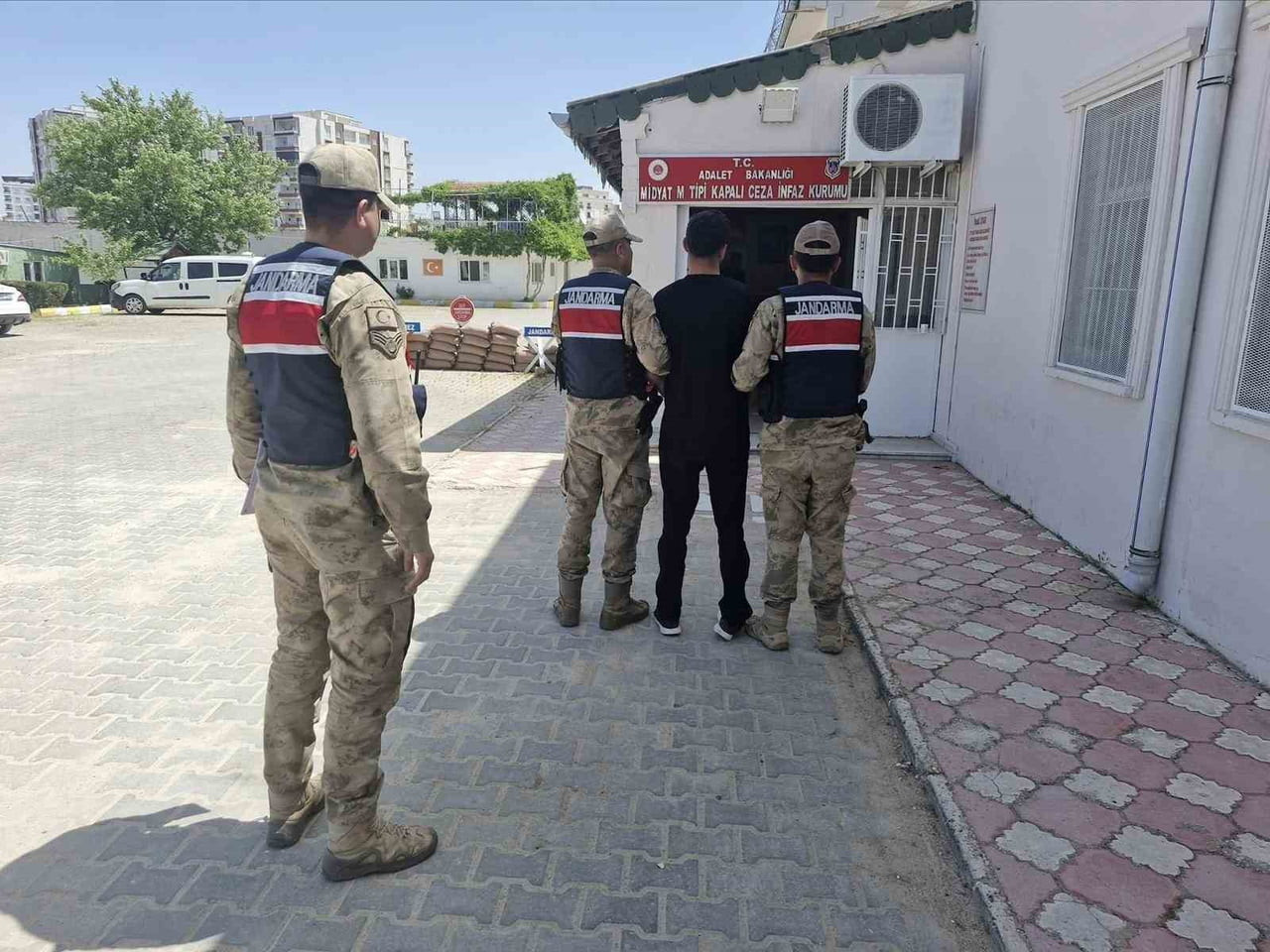 BATMAN'DA ÇEŞİTLİ SUÇLARDAN KESİNLEŞMİŞ HAPİS CEZASI BULUNAN 36 KİŞİ YAKALANARAK CEZAEVİNE TESLİM...
