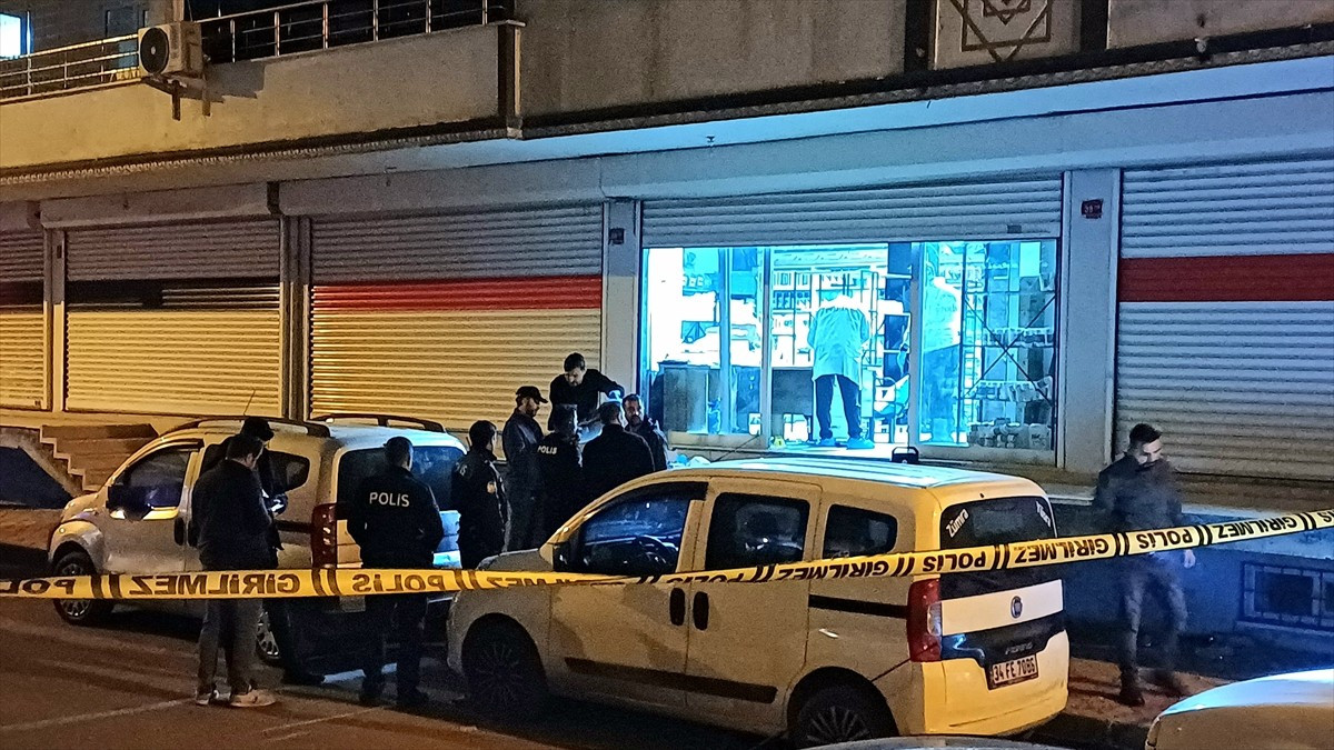 Batman'da çıkan silahlı kavgada 2 kişi öldü, 3 kişi yaralandı. Polis ekipleri, olay yerinde...