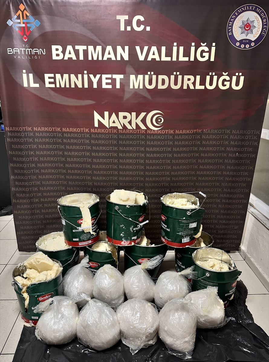 Batman'da durdurulan hafif ticari araçta yağ dolu teneke kovalara gizlenmiş 45 kilogram sentetik...