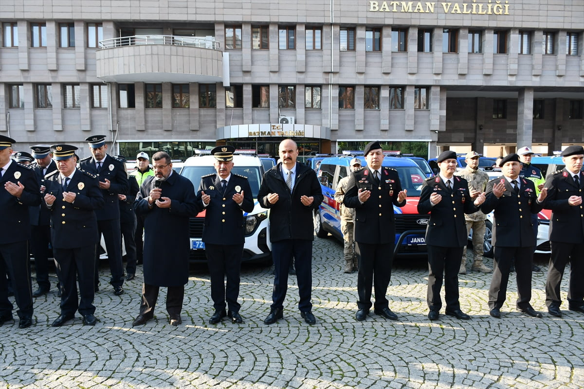 Batman'da İl Emniyet Müdürlüğü ve İl Jandarma Komutanlığına tahsis edilen 151 araç törenle hizmete...