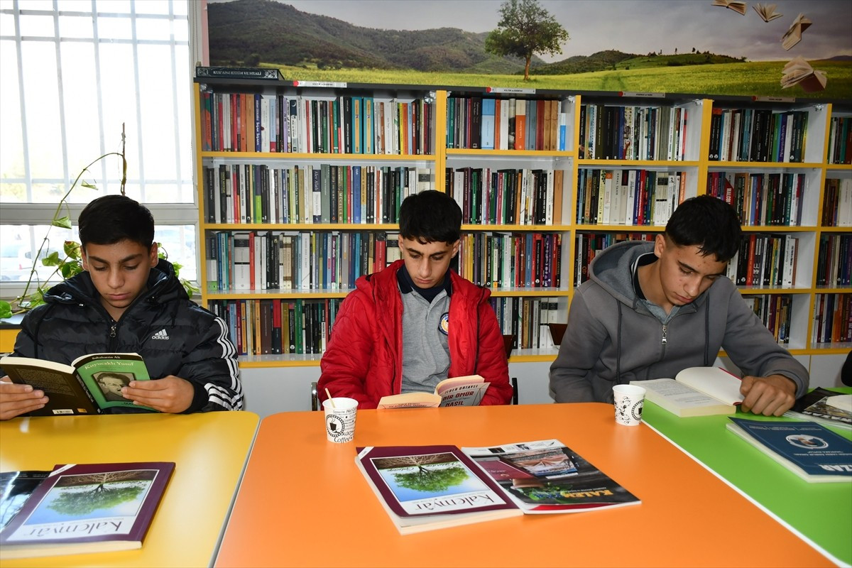 Batman'da İl Milli Eğitim Müdürlüğüne bağlı Kitap Okuma Noktası, yüzlerce öğrenciyi kitapla...