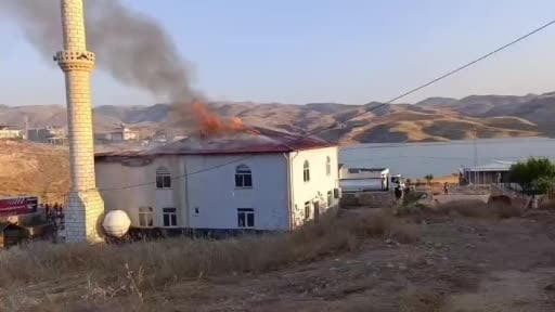 Batman'da köy camisi alev alev yandı