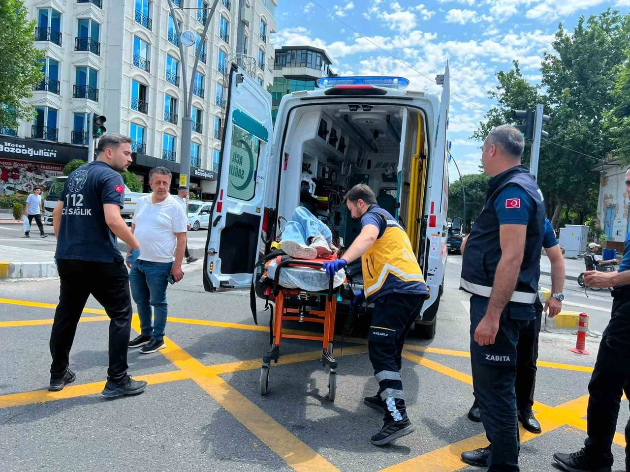 BATMAN'DA MOTOSİKLET KAZASINDA SÜRÜCÜ VE YAYA YARALANDI.