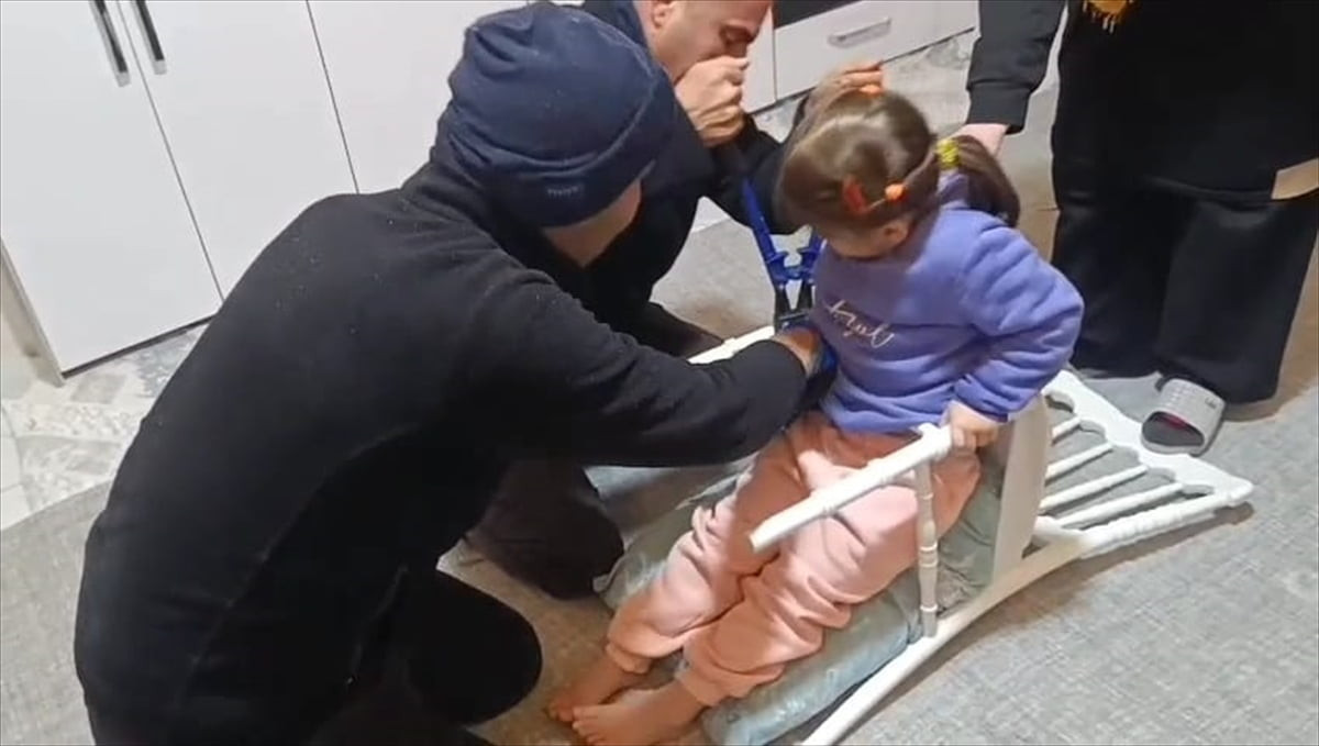 Batman'da oyun oynarken sandalyeye sıkışan çocuk itfaiye ekiplerince kurtarıldı.