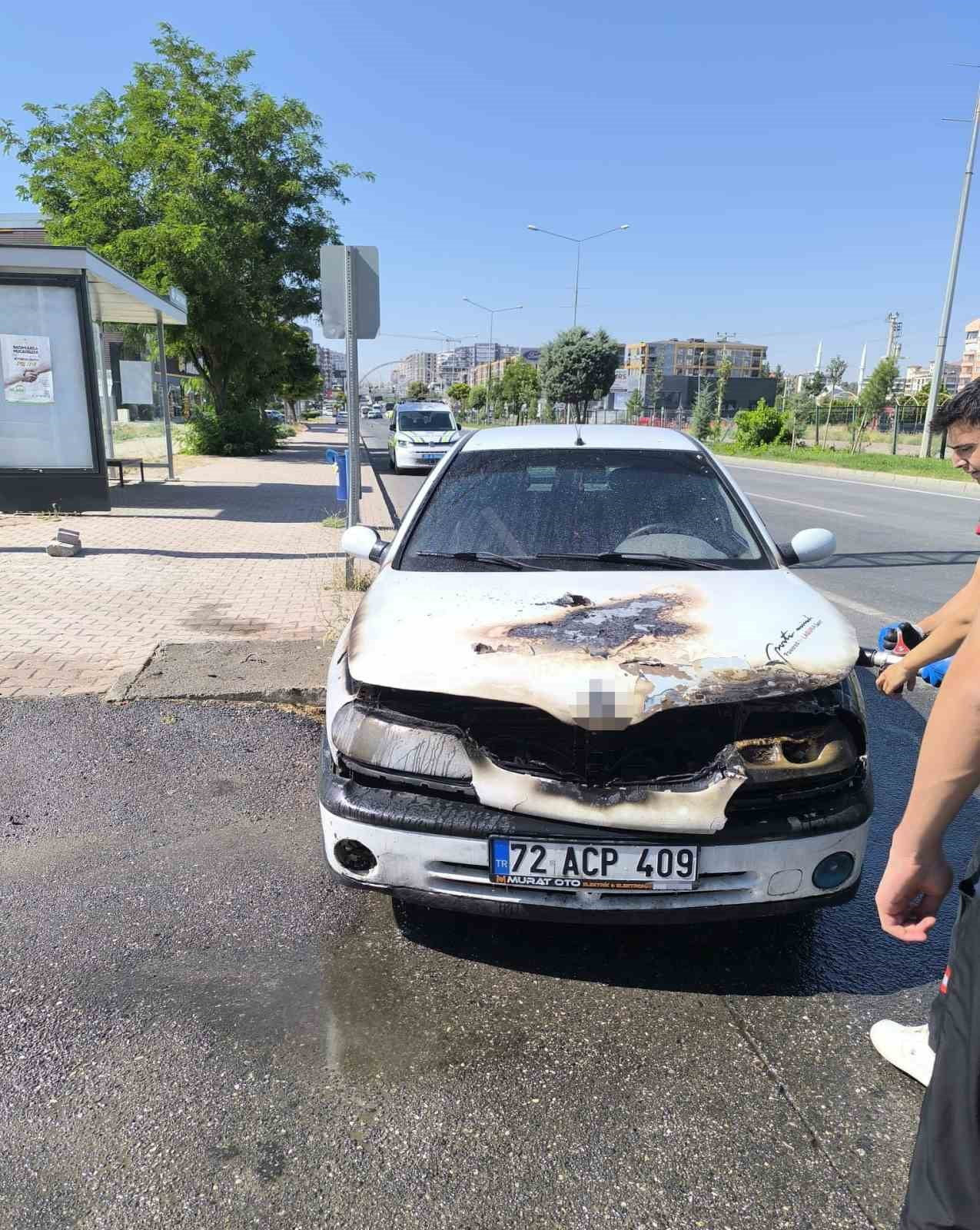 BATMAN'DA PARK HALİNDEKİ OTOMOBİLDE ÇIKAN YANGIN, İTFAİYE EKİPLERİNİN MÜDAHALESİYLE...