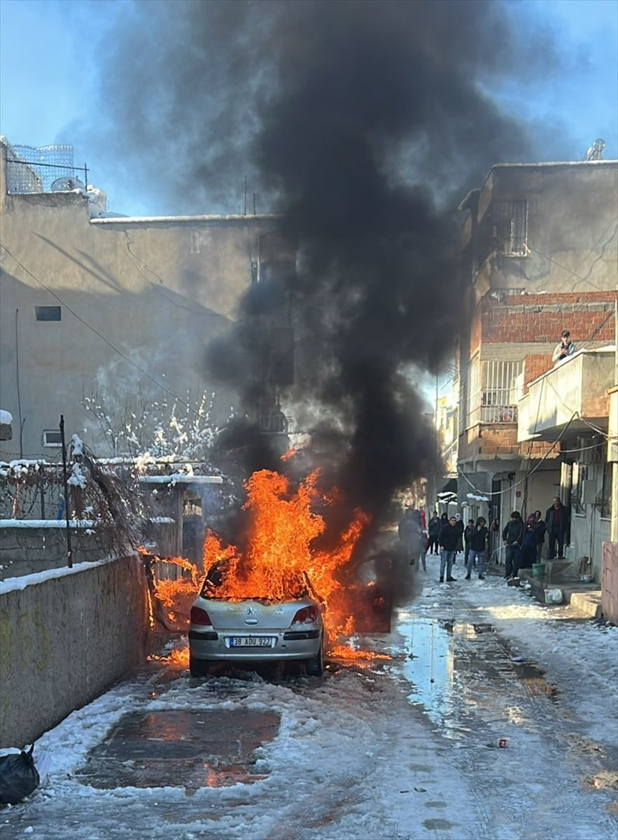 Batman'da park halindeyken yanan otomobil kullanılamaz hale geldi.