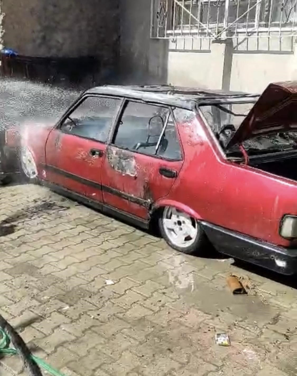 BATMAN'DA PARK HALİNDEYKEN YANAN TOFAŞ MARKA OTOMOBİL, İTFAİYE EKİPLERİNCE SÖNDÜRÜLDÜ.