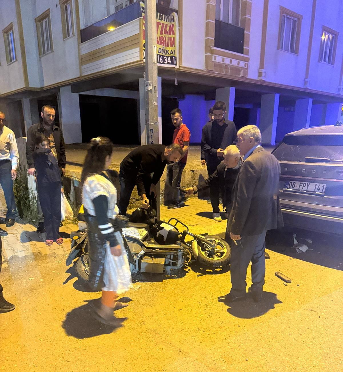BATMAN'DA SEYİR HALİNDEKİ MOTOSİKLETİN DEVRİLMESİ SONUCU SÜRÜCÜ, PARK HALİNDEKİ OTOMOBİLİN ALTINDA...