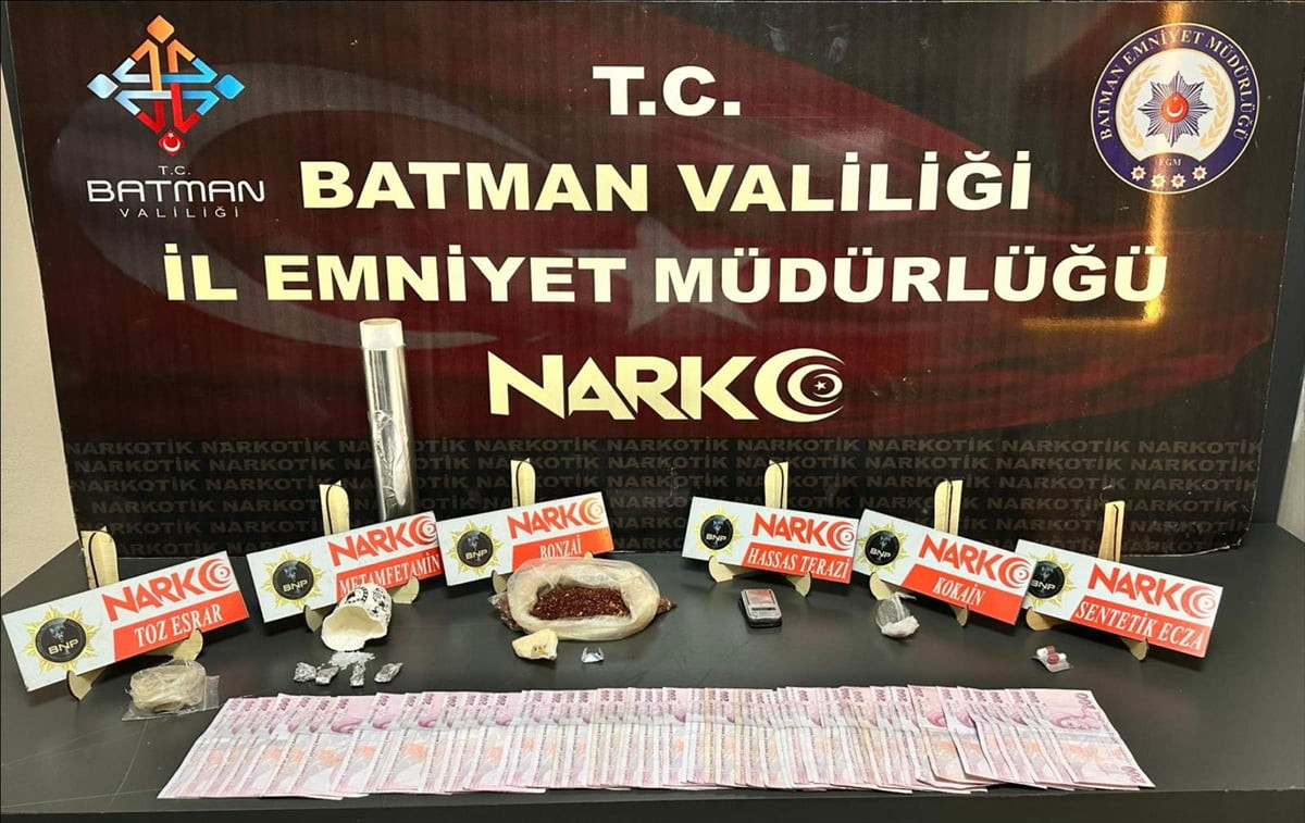 Batman'da uyuşturucu operasyonunda gözaltına alınan 5 şüpheli tutuklandı. Adreslerde, çeşitli...