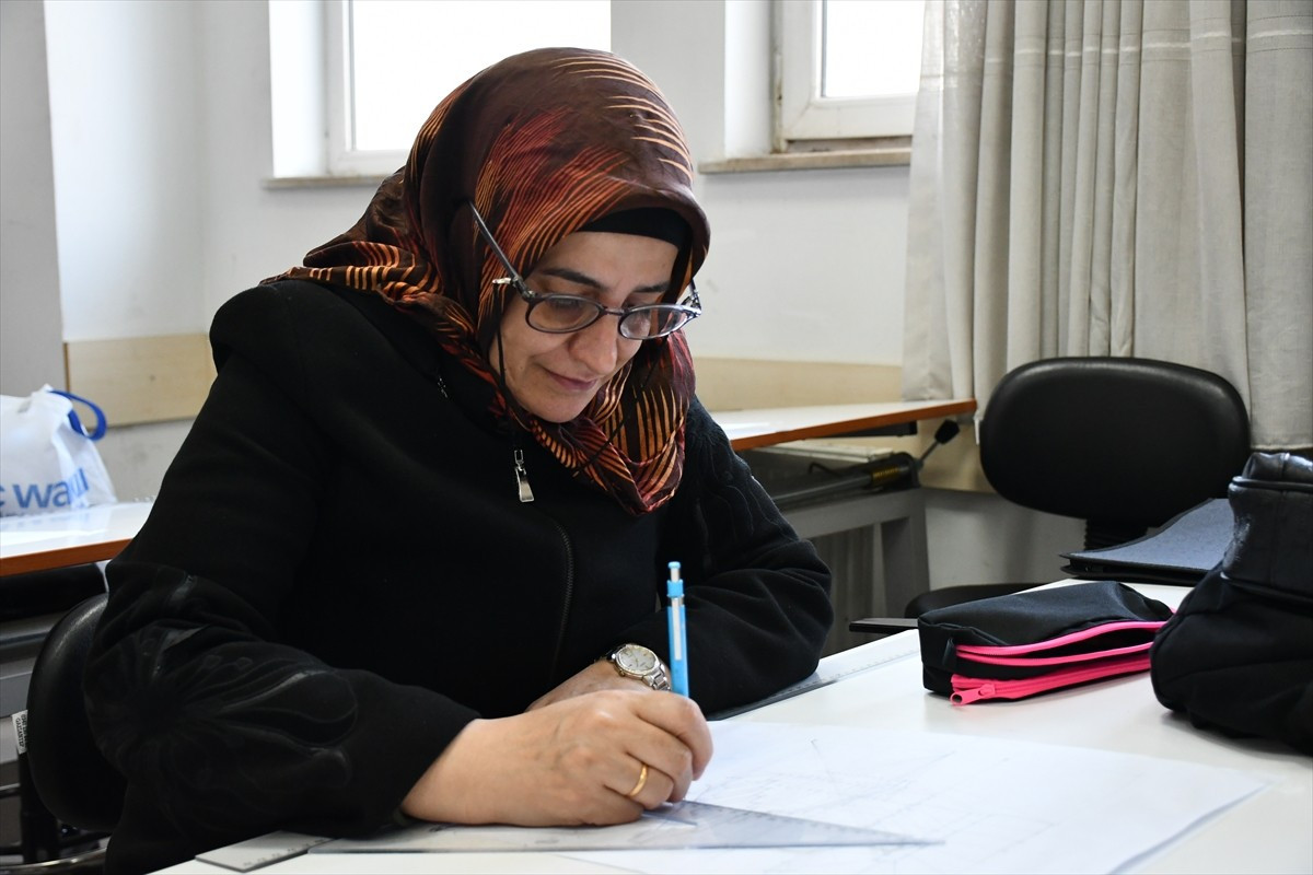 Batman'da yaşayan 50 yaşındaki Emine Saygın, eşinin desteğiyle açık öğretim okullarında ortaokul...