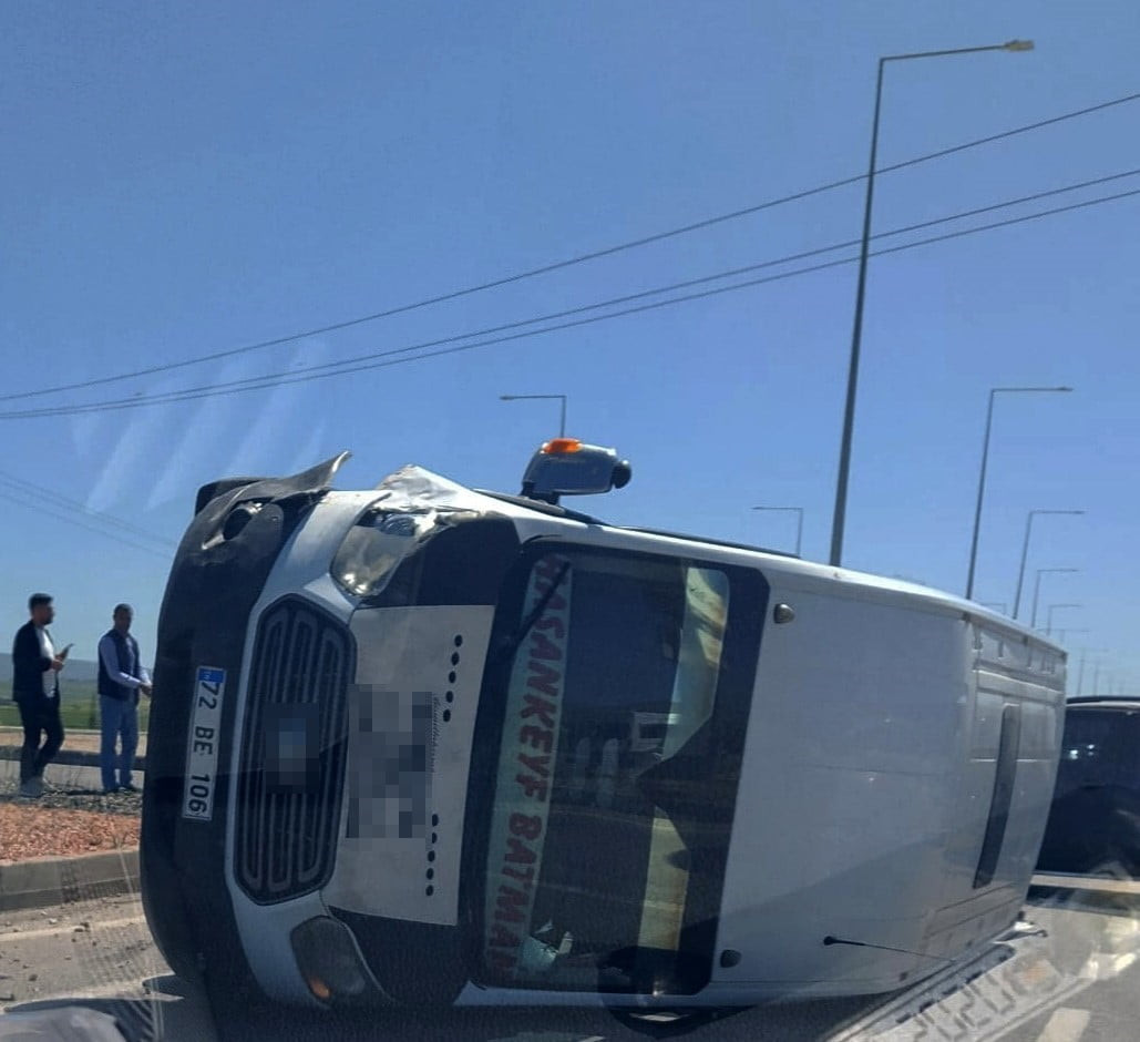 BATMAN'DA YOLCU MİNİBÜSÜ İLE OTOMOBİLİN ÇARPIŞMASI SONUCU MEYDANA GELEN TRAFİK KAZASINDA 5 KİŞİ...
