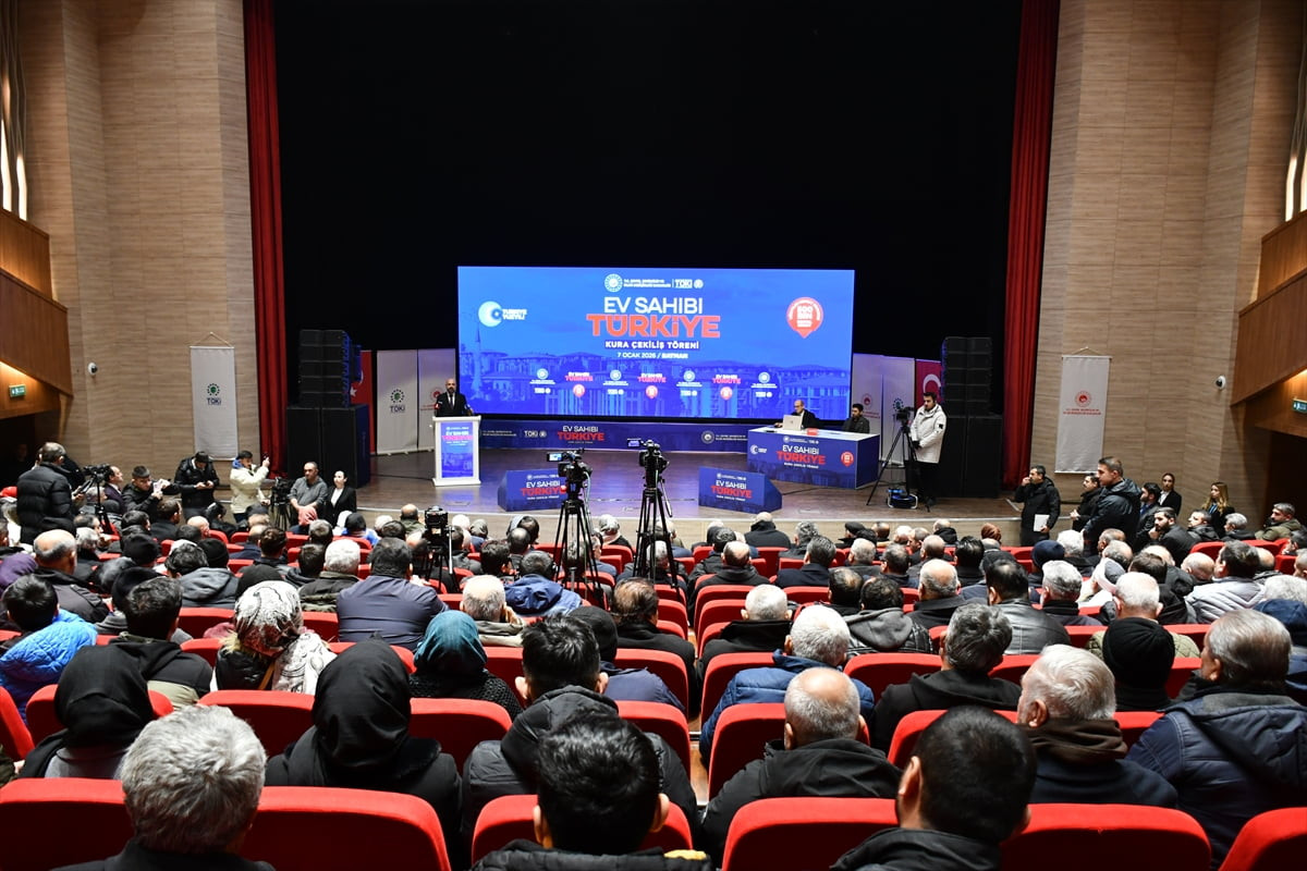 Batman'da Yüzyılın Konut Projesi kapsamında inşa edilecek 3 bin 810 konutun hak sahibi çekilen...