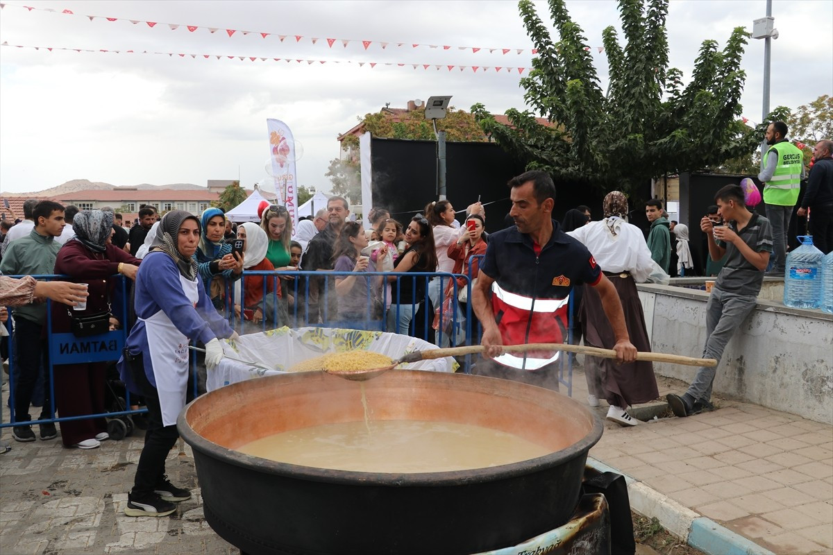 Batman'ın Gercüş ilçesinde Bağ Bozumu ve Gastronomi Festivali'nin dördüncüsü yapıldı. Yöresel halk...
