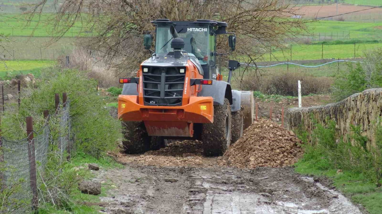 BATMAN'IN GERCÜŞ İLÇESİNDE ÇAMURA SAPLANAN ARAÇTAKİ HASTANIN İMDADINA İLÇE ÖZEL İDARE EKİPLERİ...