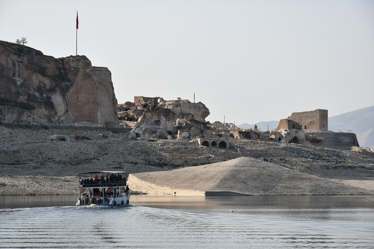 Batman'ın Hasankeyf ilçesinde düzenlenen geziye aileleriyle katılan ilkokul öğrencileri tarihi...
