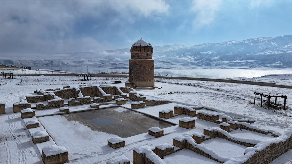 Batman'ın Hasankeyf ilçesinde etkili olan kar yağışıyla tarihi yapılar karla kaplandı. Kar...