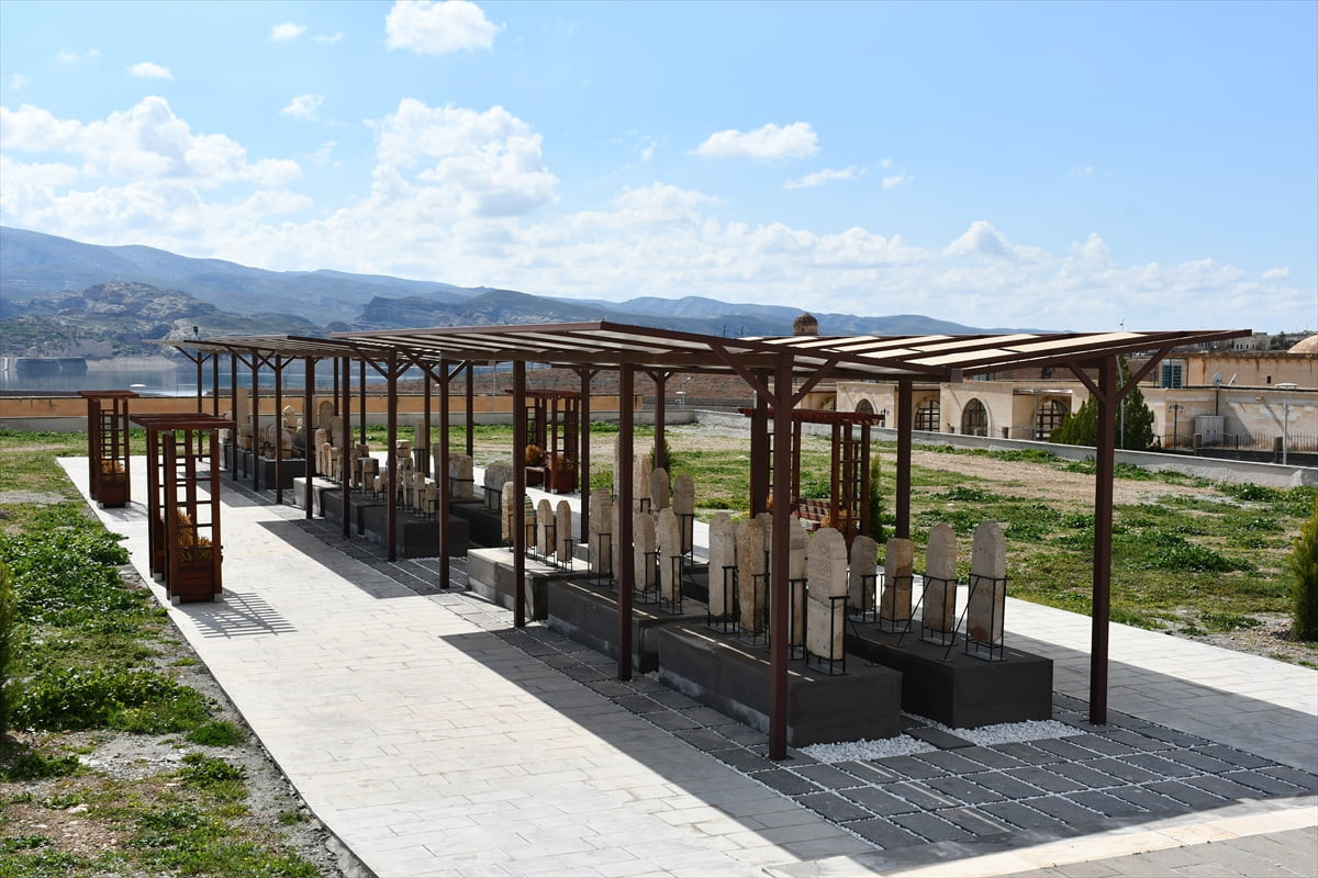 Batman'ın Hasankeyf ilçesindeki arkeolojik kazılarda gün yüzüne çıkarılan 147 tarihi eser ilk kez...