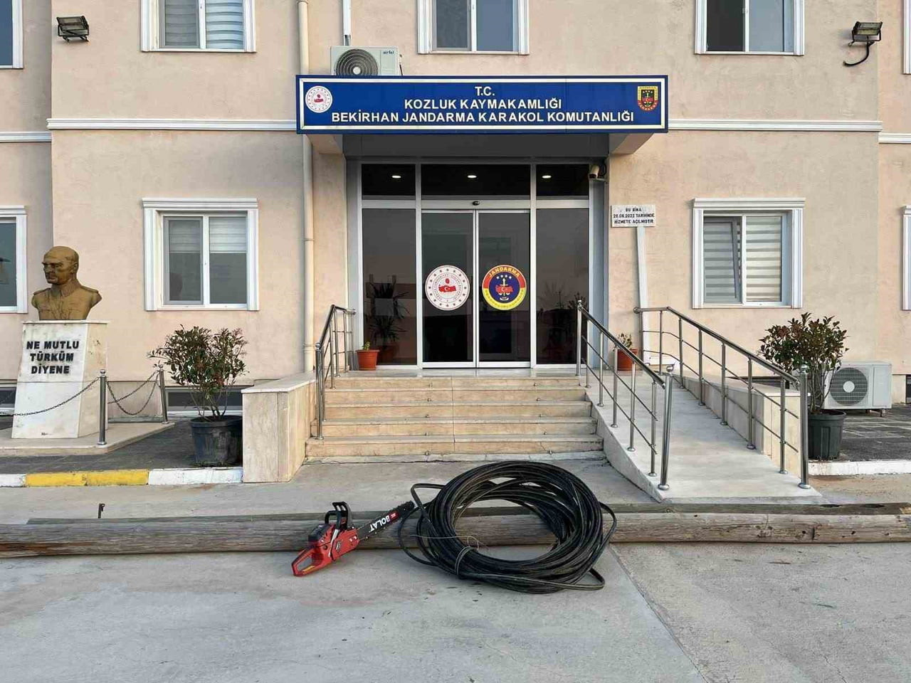 BATMAN'IN KOZLUK İLÇESİNDE KAMU KURUMUNA AİT HABERLEŞME HATLARINI ÇALMAYA ÇALIŞAN 3 KİŞİ...