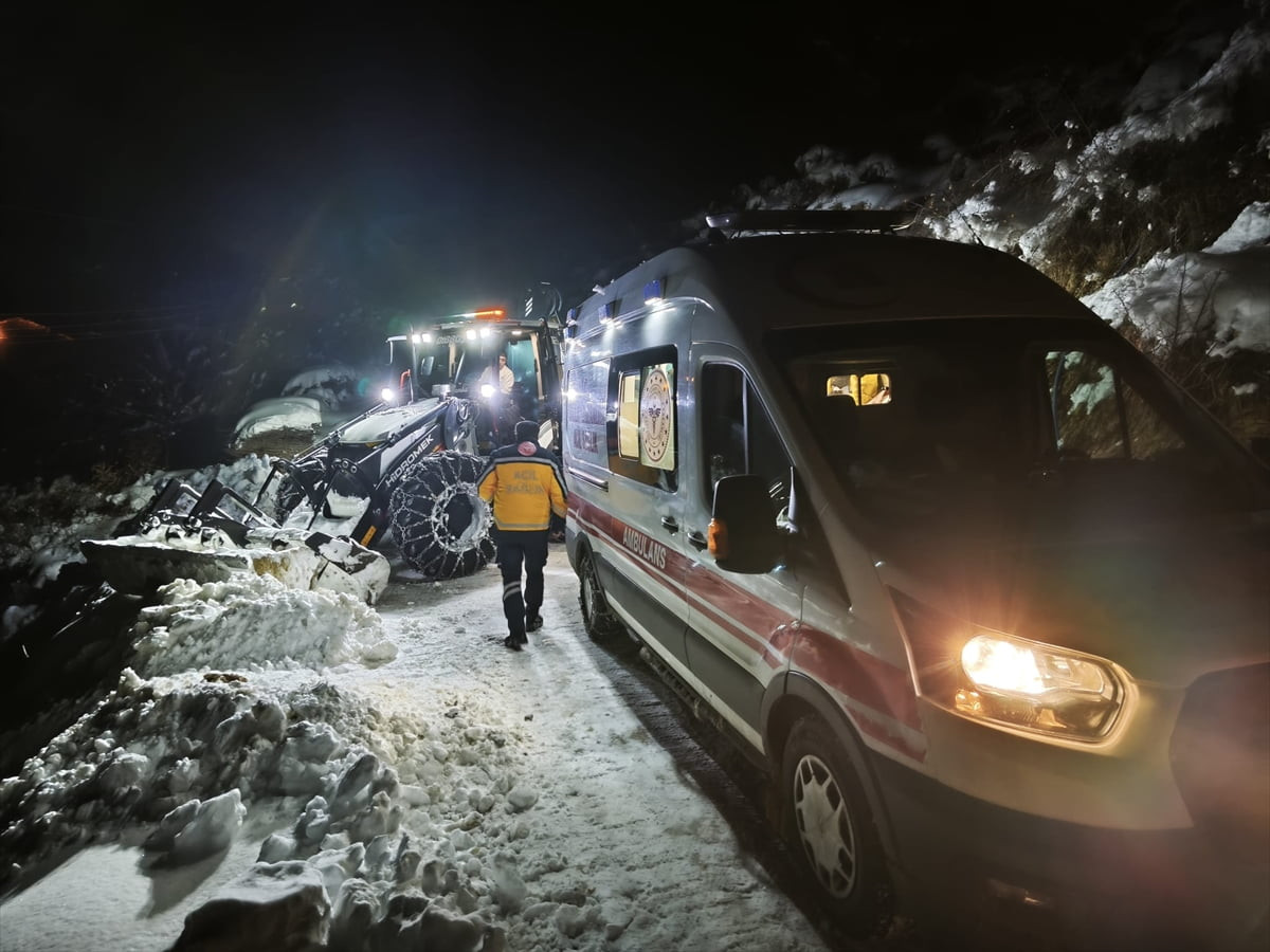 Batman'ın Sason ilçesinde kar yağışı nedeniyle yolu kapanan köyde rahatsızlanan 80 yaşındaki...